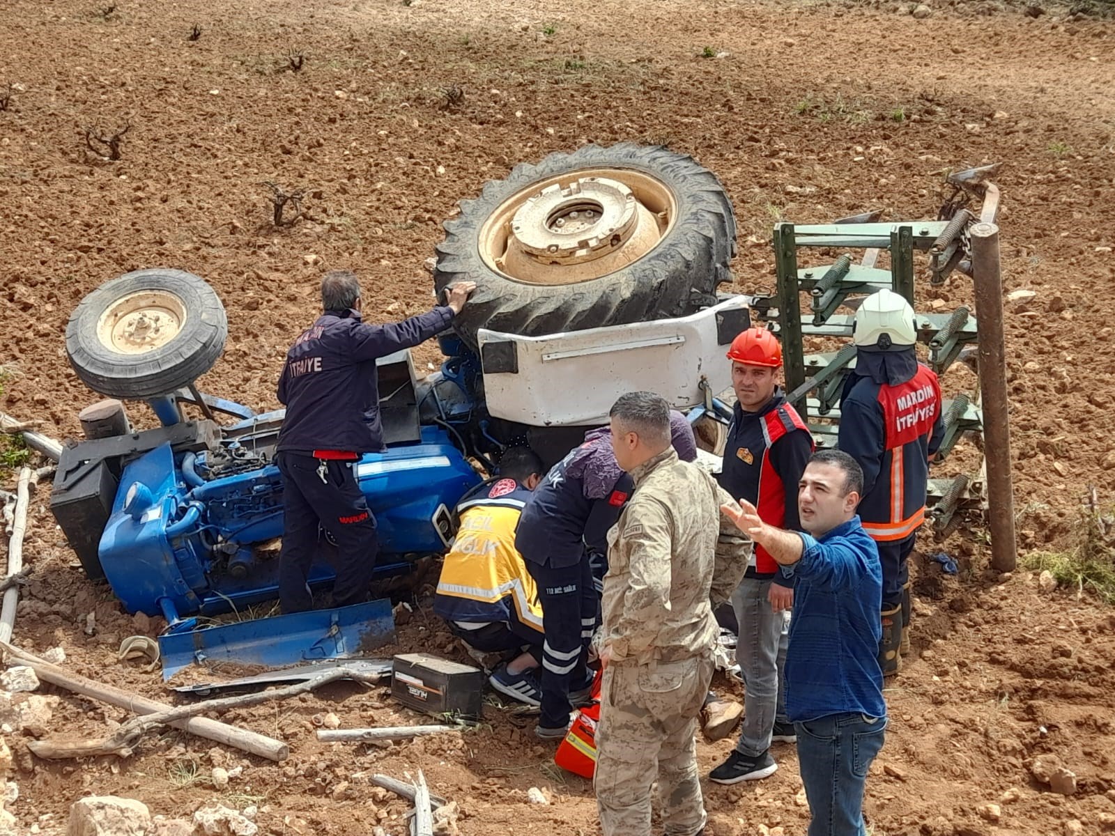 Mardin’de devrilen traktörün sürücüsü öldü