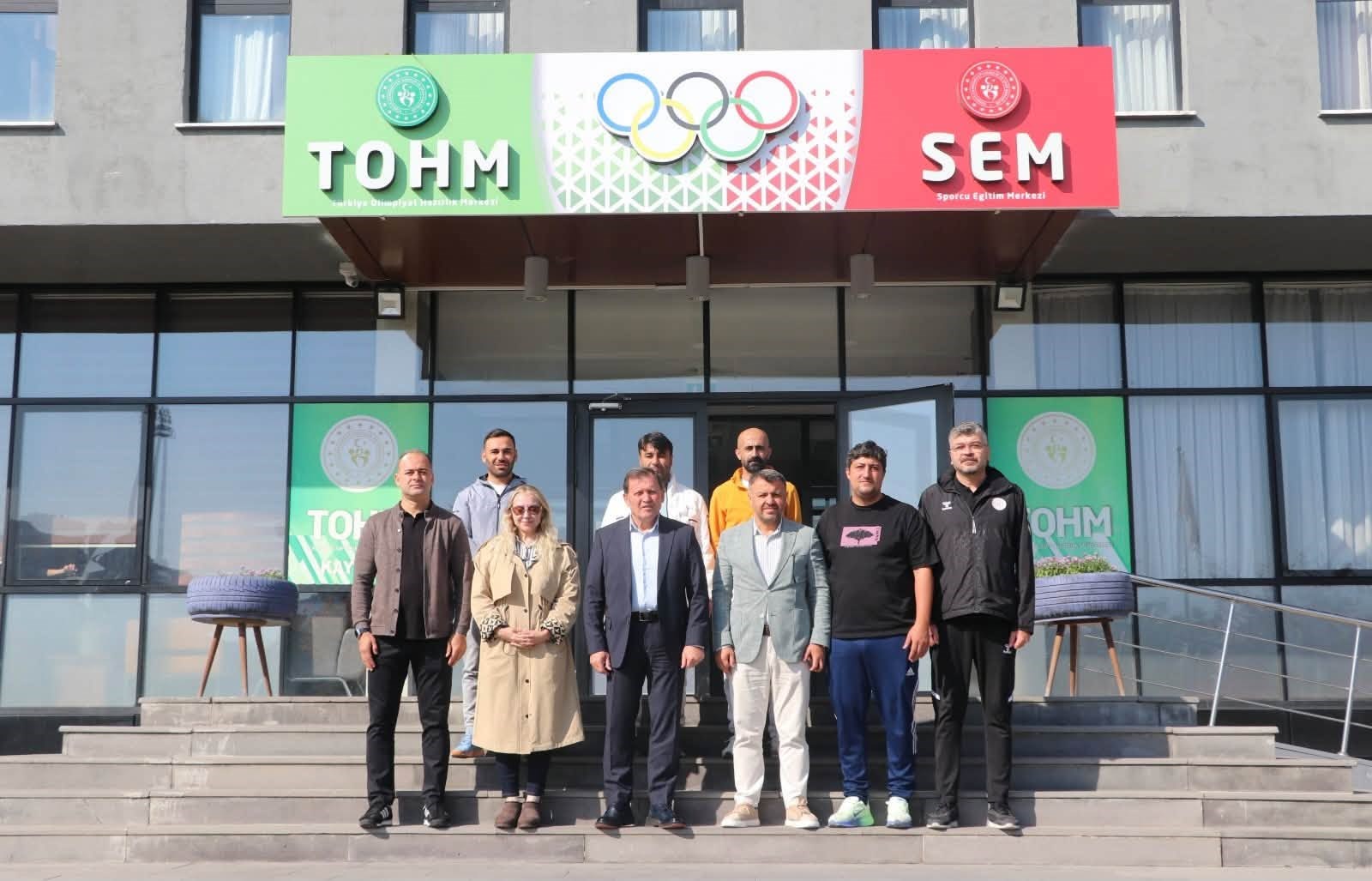 Kayak ve Snowboard sporcularıyla yeni sezon değerlendirmesi yapıldı 