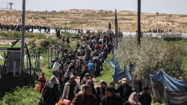Katil İsrail saldırıları nedeniyle binlerce Filistinli Gazze kenti sahiline sıkıştı
