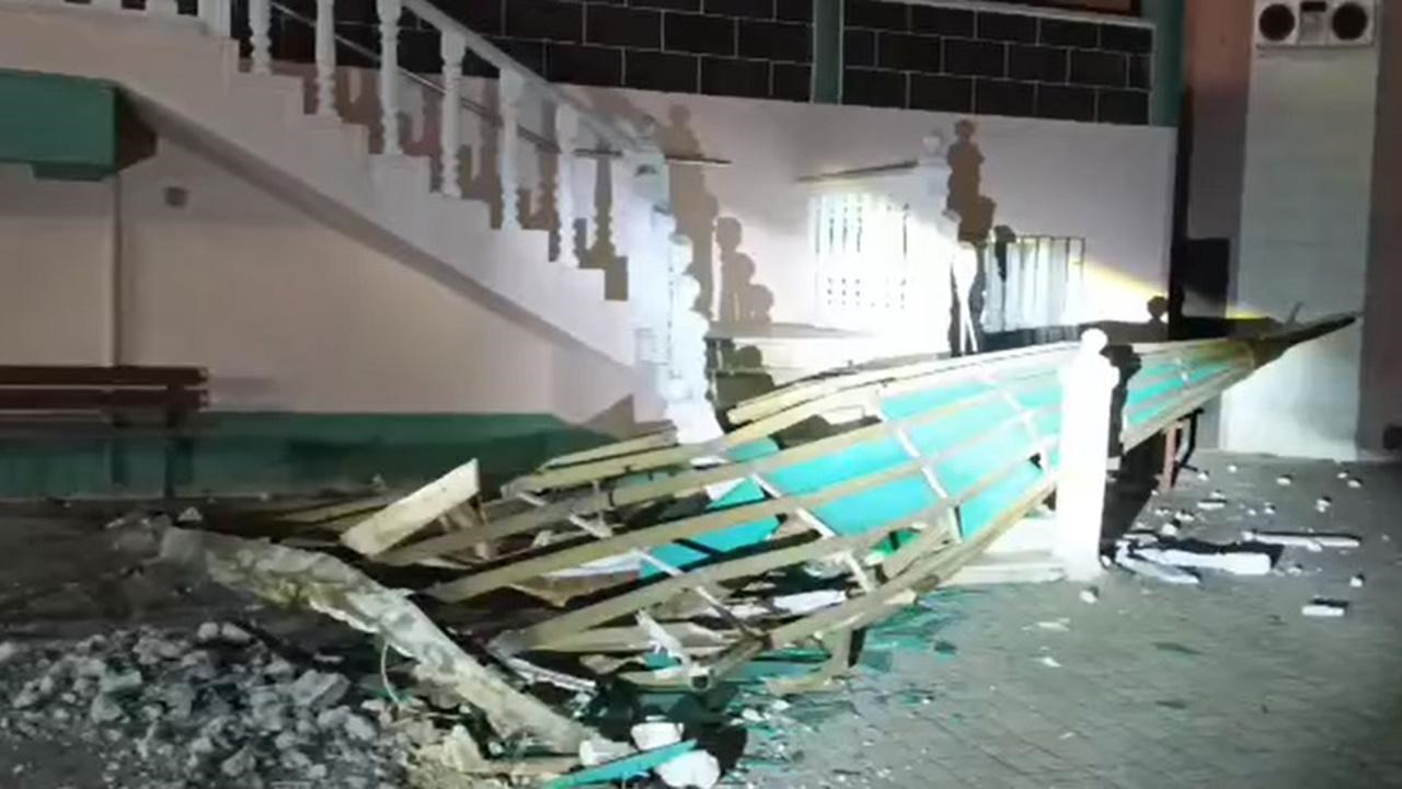 Manisa'yı fırtına vurdu: Minarenin külahı devrildi, çatılar uçtu, ağaçlar devrildi