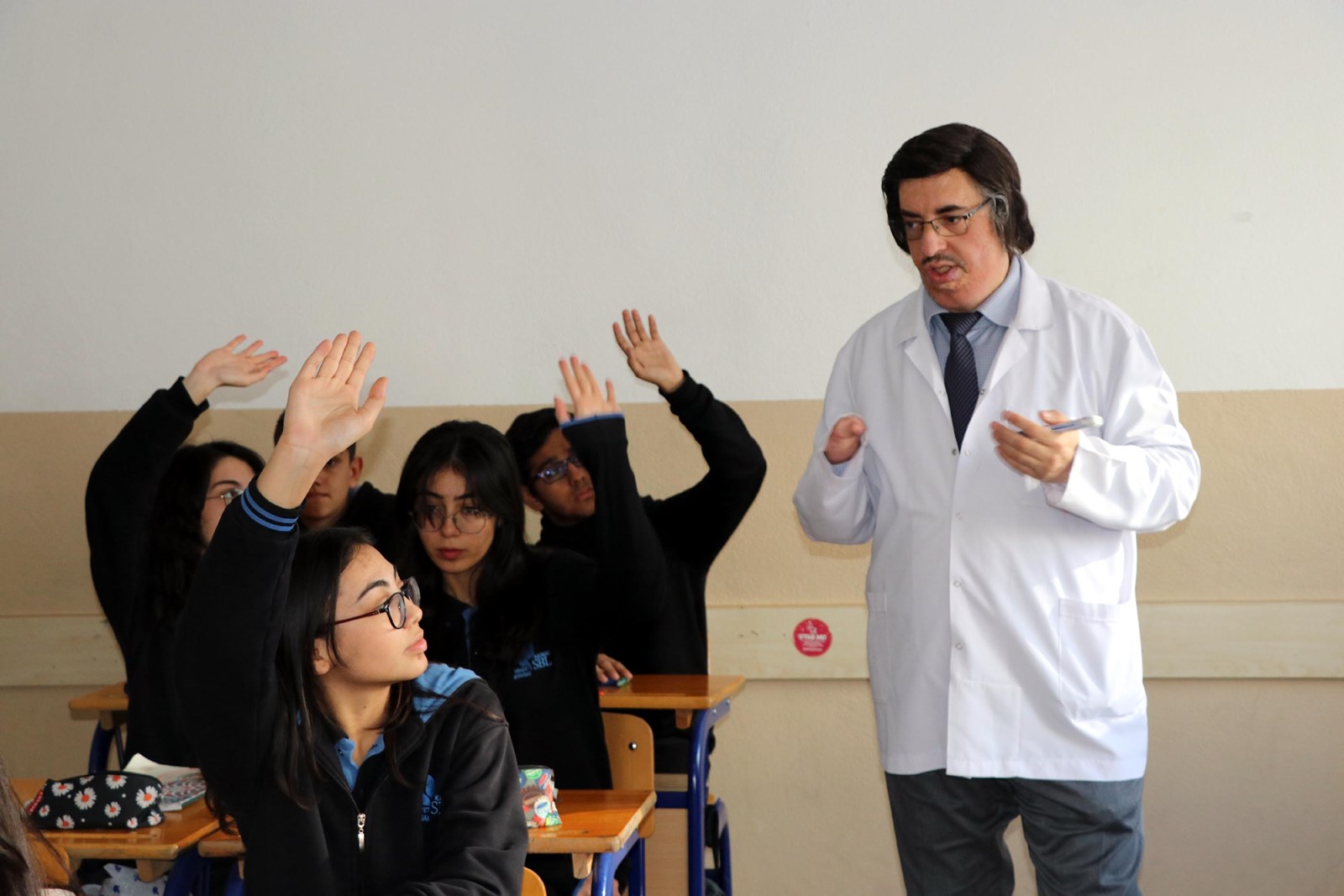 Çocukken yangında elini kaybeden Fethi öğretmen, öğrencilerinin rol modeli oldu