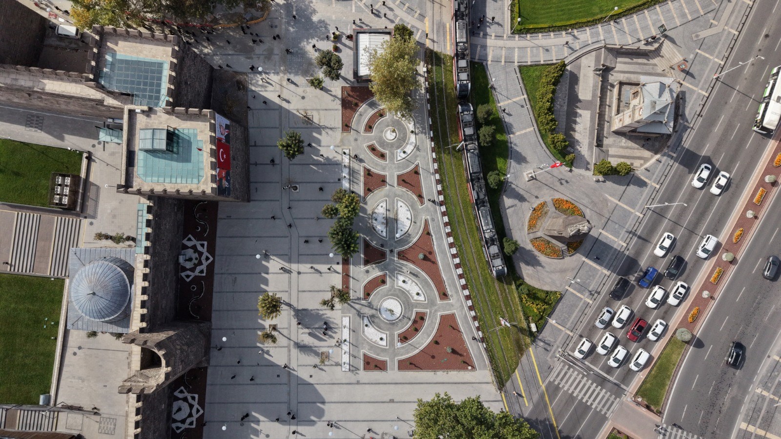 Cumhuriyet Meydanı’nda kapsamlı dönüşüm yaşanıyor