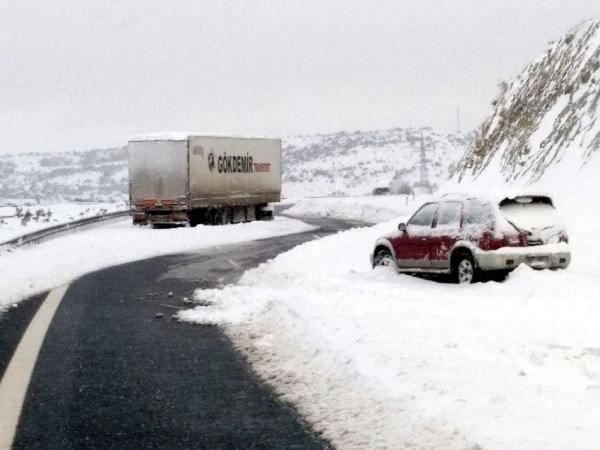 Gaziantep'te kar yolları kapattı; mahsur kalan 1350 kişi kurtarıldı