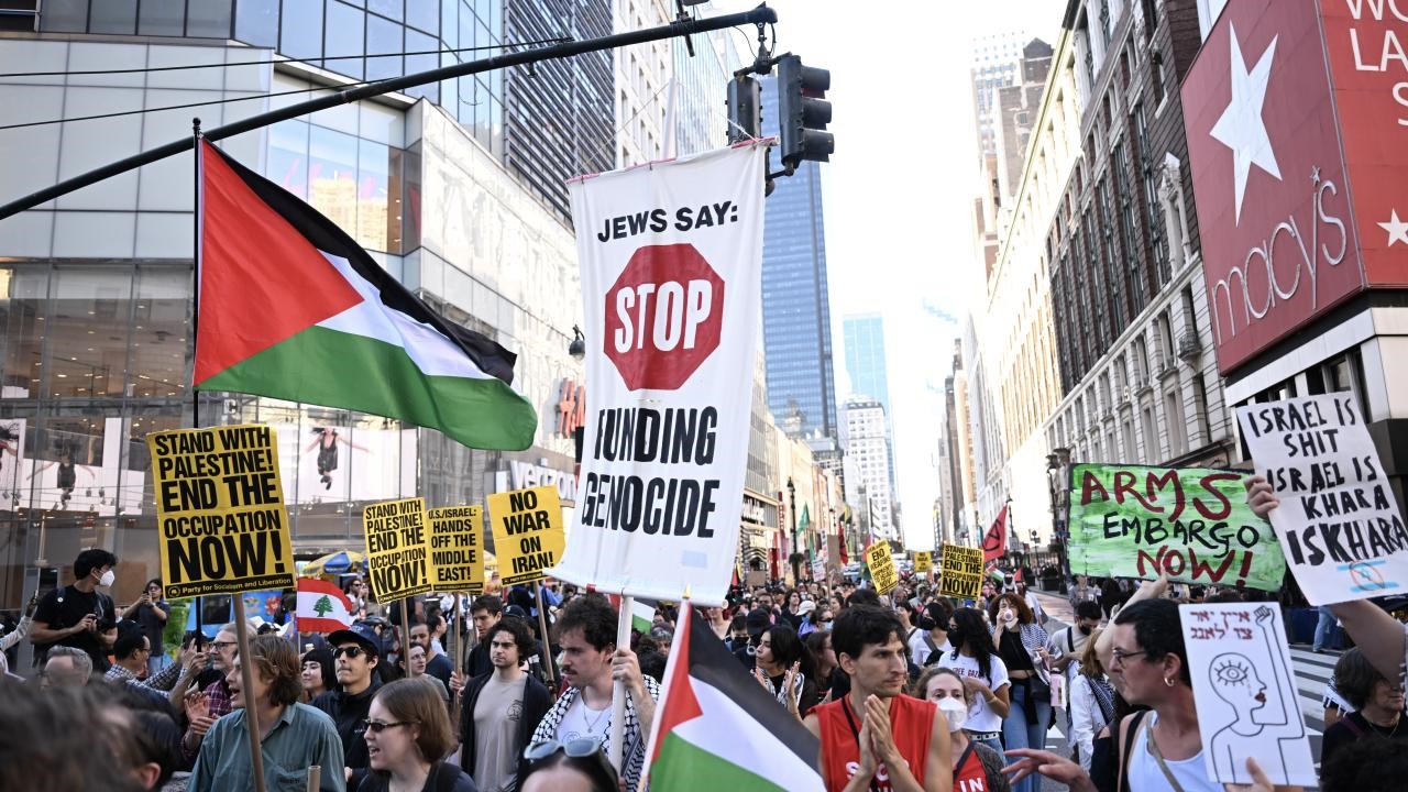 New York'ta İsrail'e silah satışına karşı düzenlenen protestoda yaklaşık 100 kişi gözaltına alındı