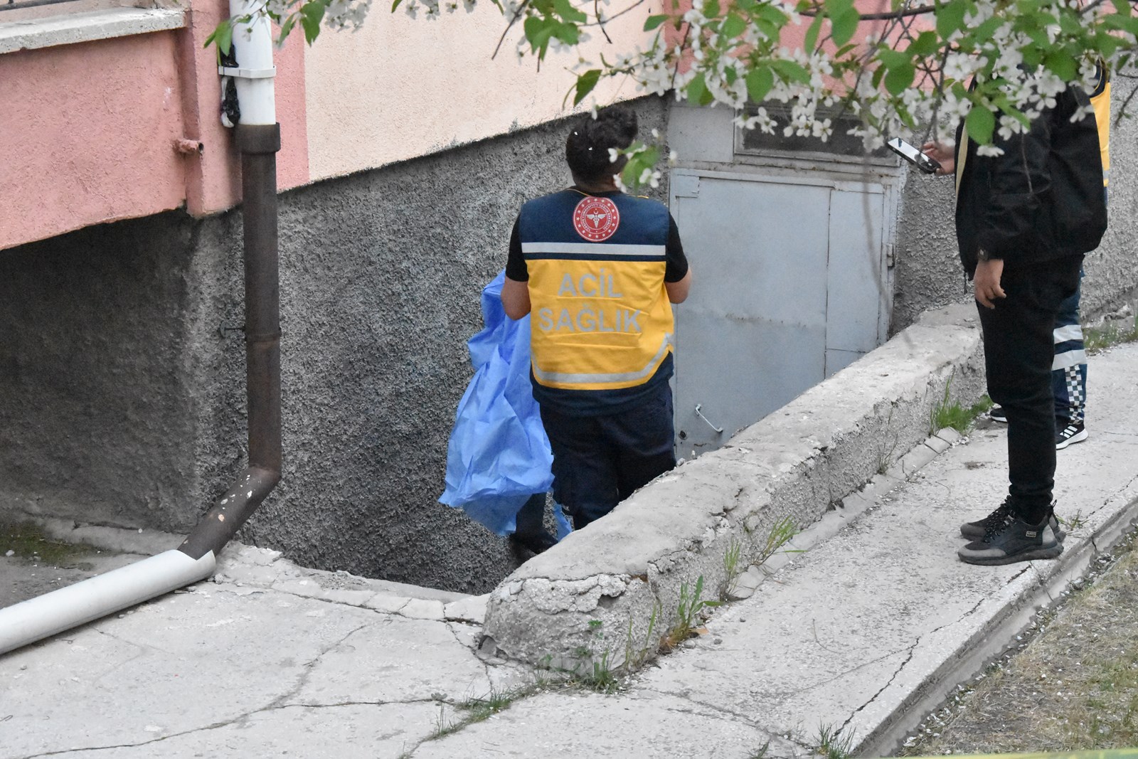 85 yaşındaki görme engelli, 3'üncü kattan düşerek öldü